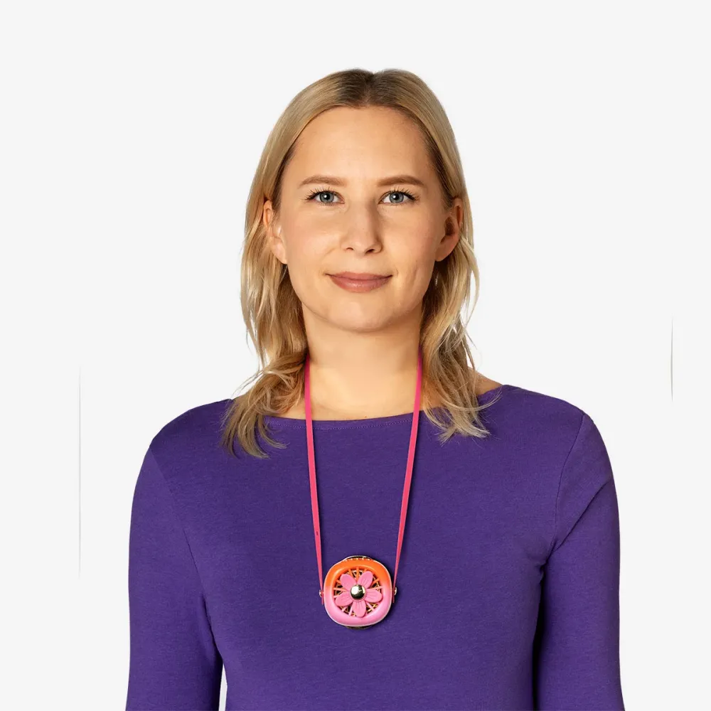 Kukkatuuletin kaulahihnalla
