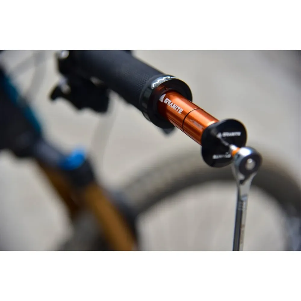GRANITE DESIGN CNC Tubeless ohjaustangon korjaussarja + 4 oranssia tikkua