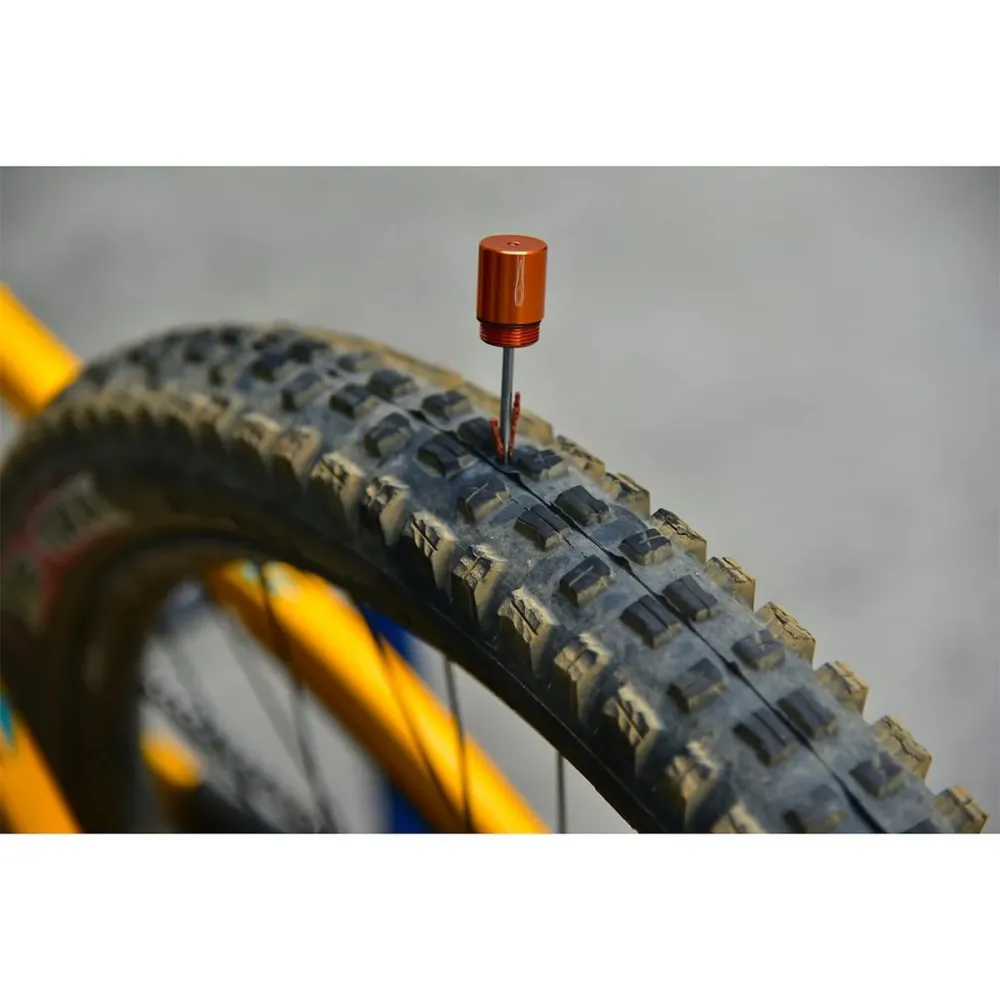 GRANITE DESIGN CNC Tubeless ohjaustangon korjaussarja + 4 oranssia tikkua
