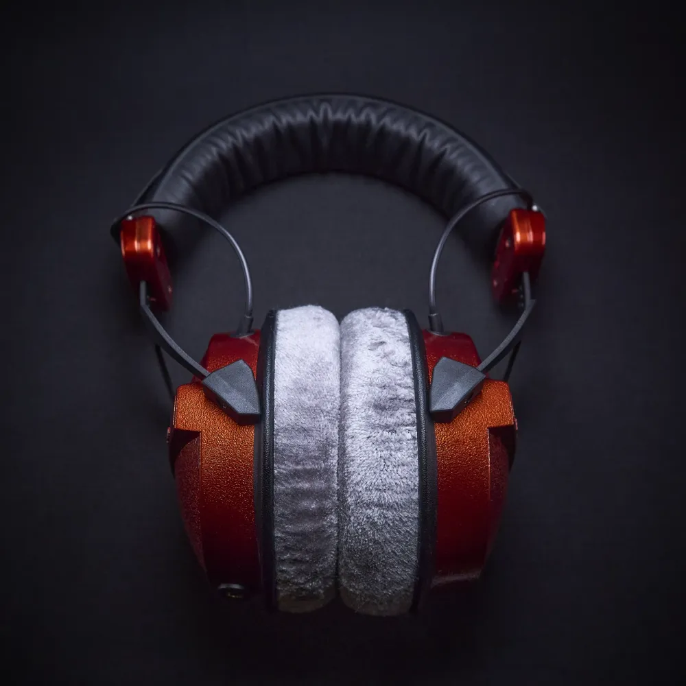 Mukautetut maalatut kuulokkeet Arachne Audio