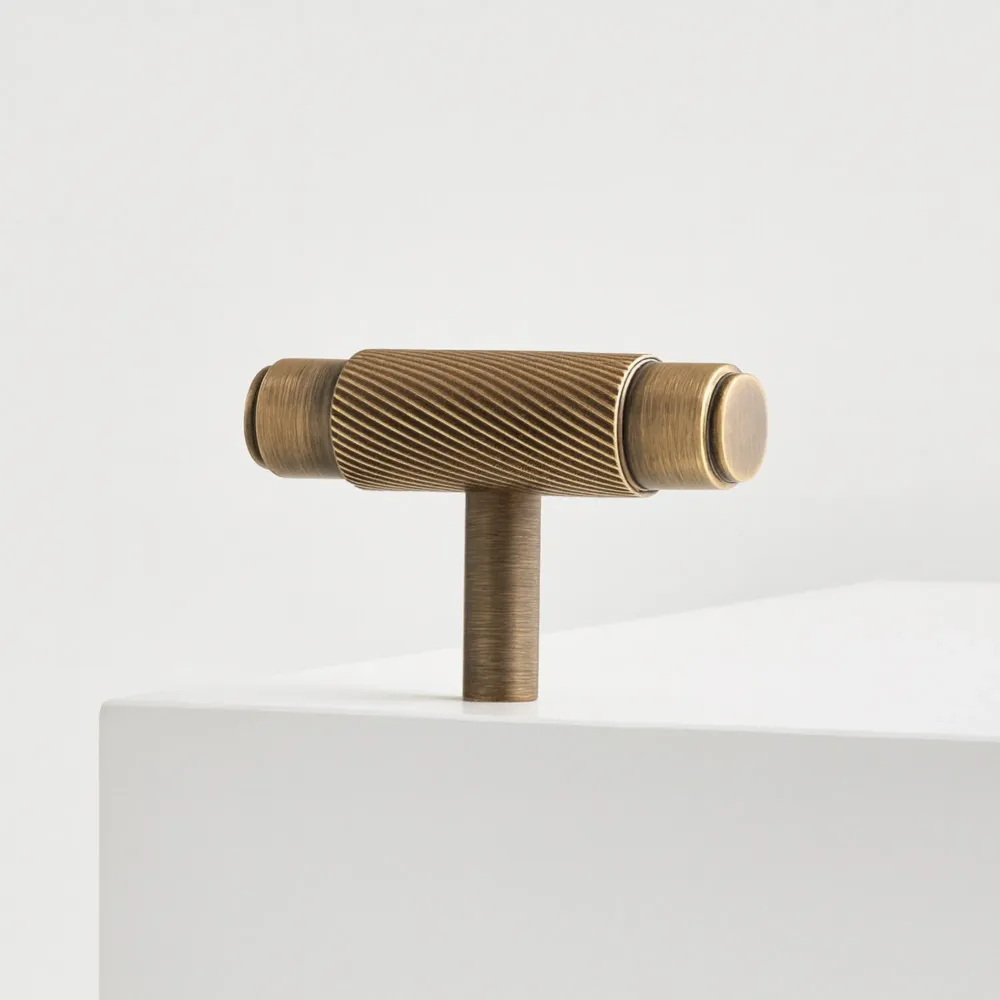 T-type Nuppi 3146 | Antiikkimessinki