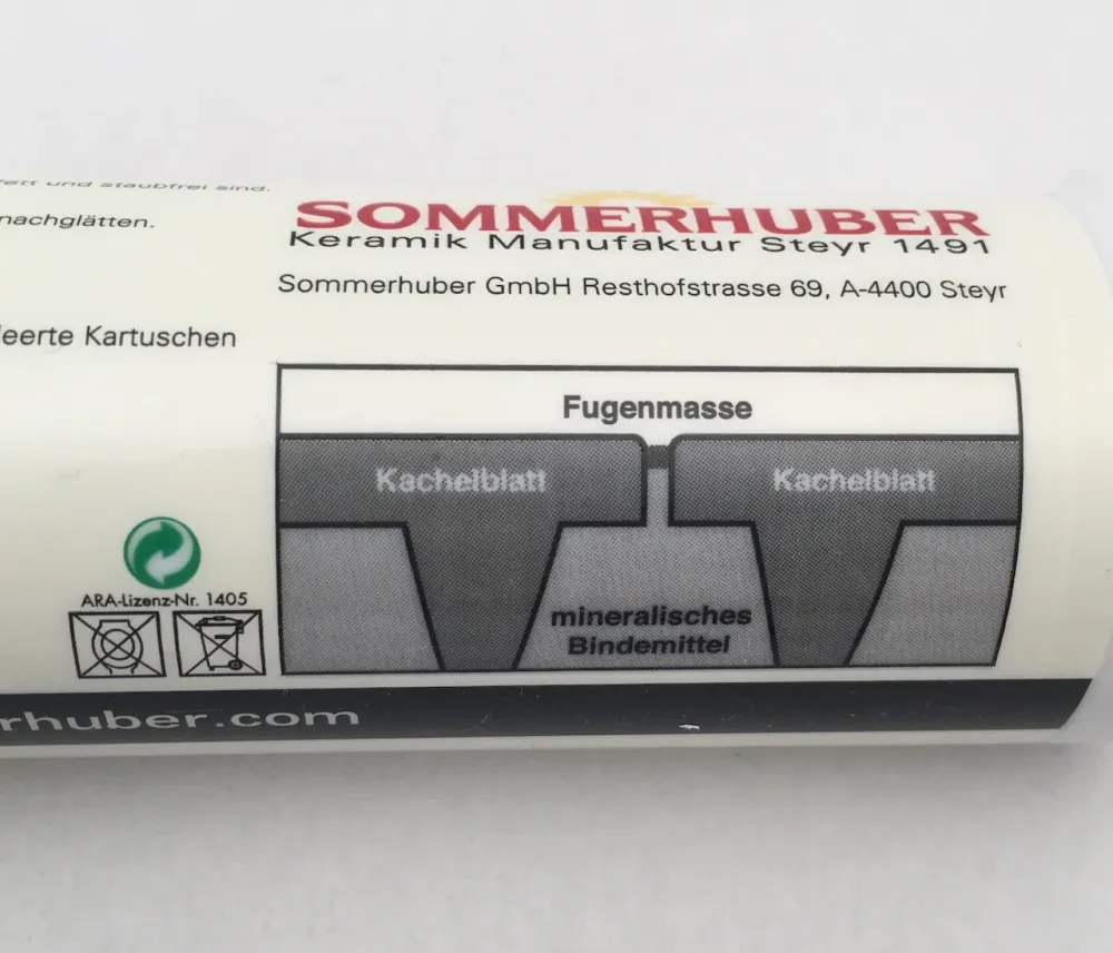 Elastinen saumausaine BLACK takoille ja kaakeliuunille patruunoissa.