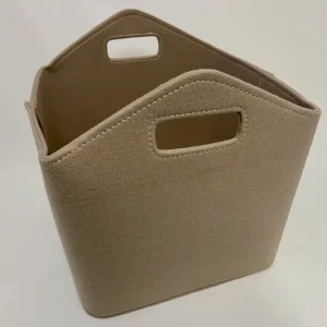 Korkealaatuinen beige-värisestä huovasta valmistettu takkapuukori