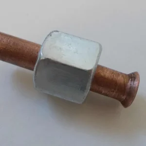 Liitäntäkappaleöljysäiliö öljyn säätimen kuparputkeen kääntyi noin. 6cm