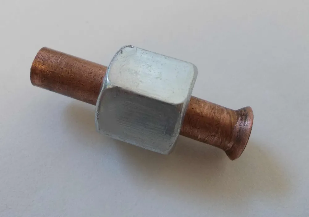 Liitäntäkappaleöljysäiliö öljyn säätimen kuparputkeen kääntyi noin. 6cm