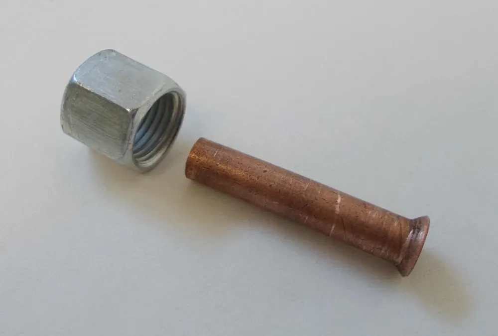 Liitäntäkappaleöljysäiliö öljyn säätimen kuparputkeen kääntyi noin. 6cm