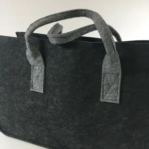 Pintapussi, joka on valmistettu tummanharmaalla huopalla vaaleanharmaalla kahvalla 48x28x25cm