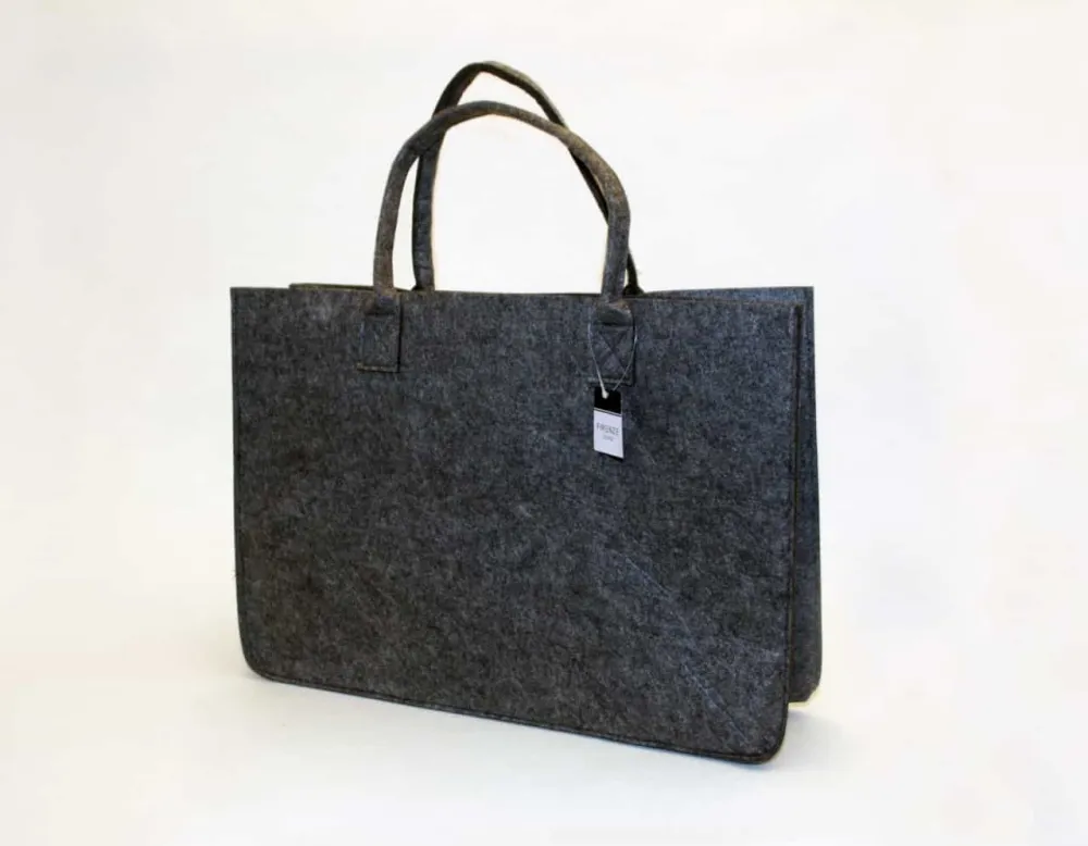 Tumman harmaasta huovanpussi 50x35x27cm valmistettu polttopuut