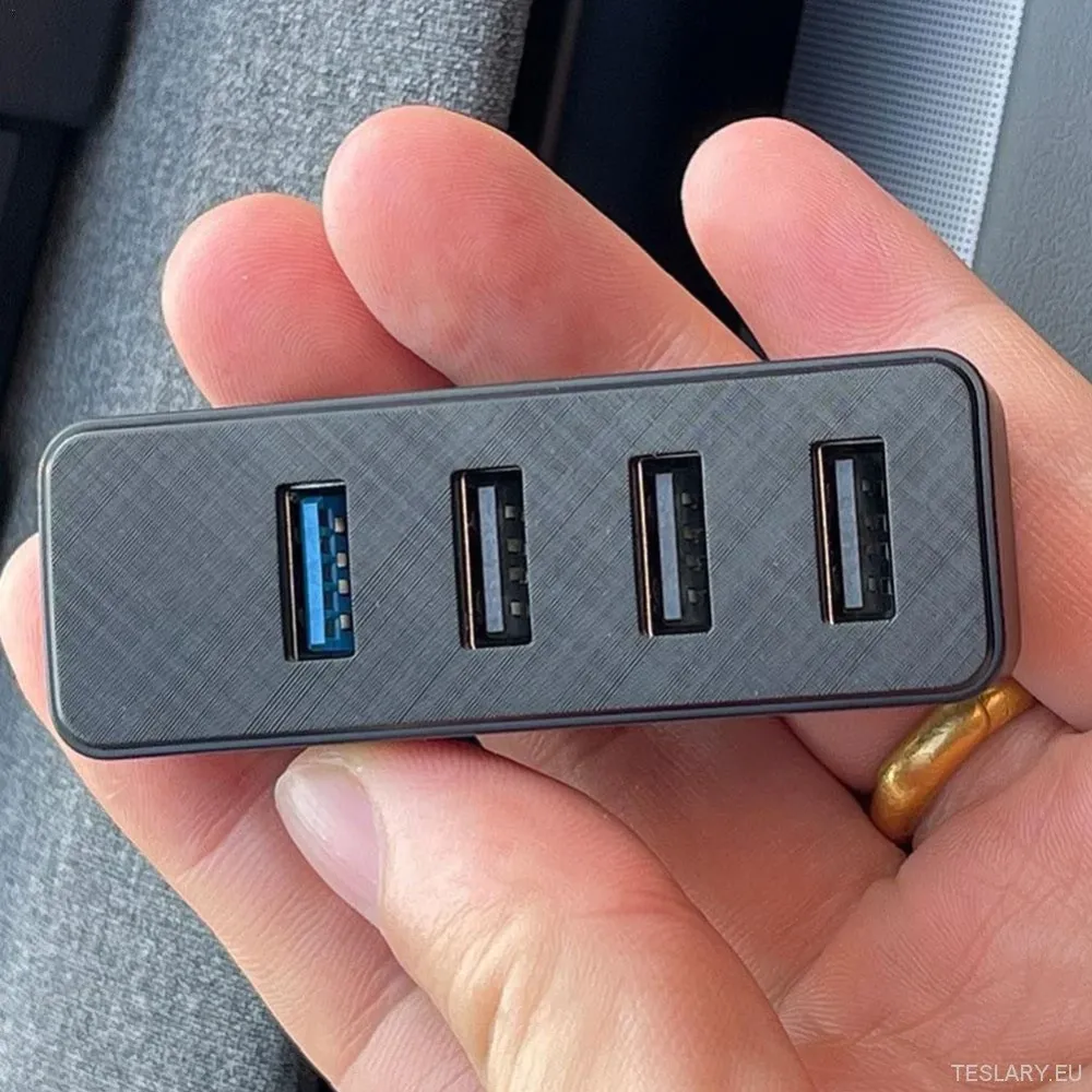 Tesla -malli 3 hansikaslaatikko USB -napa ja nopea lataustelakka